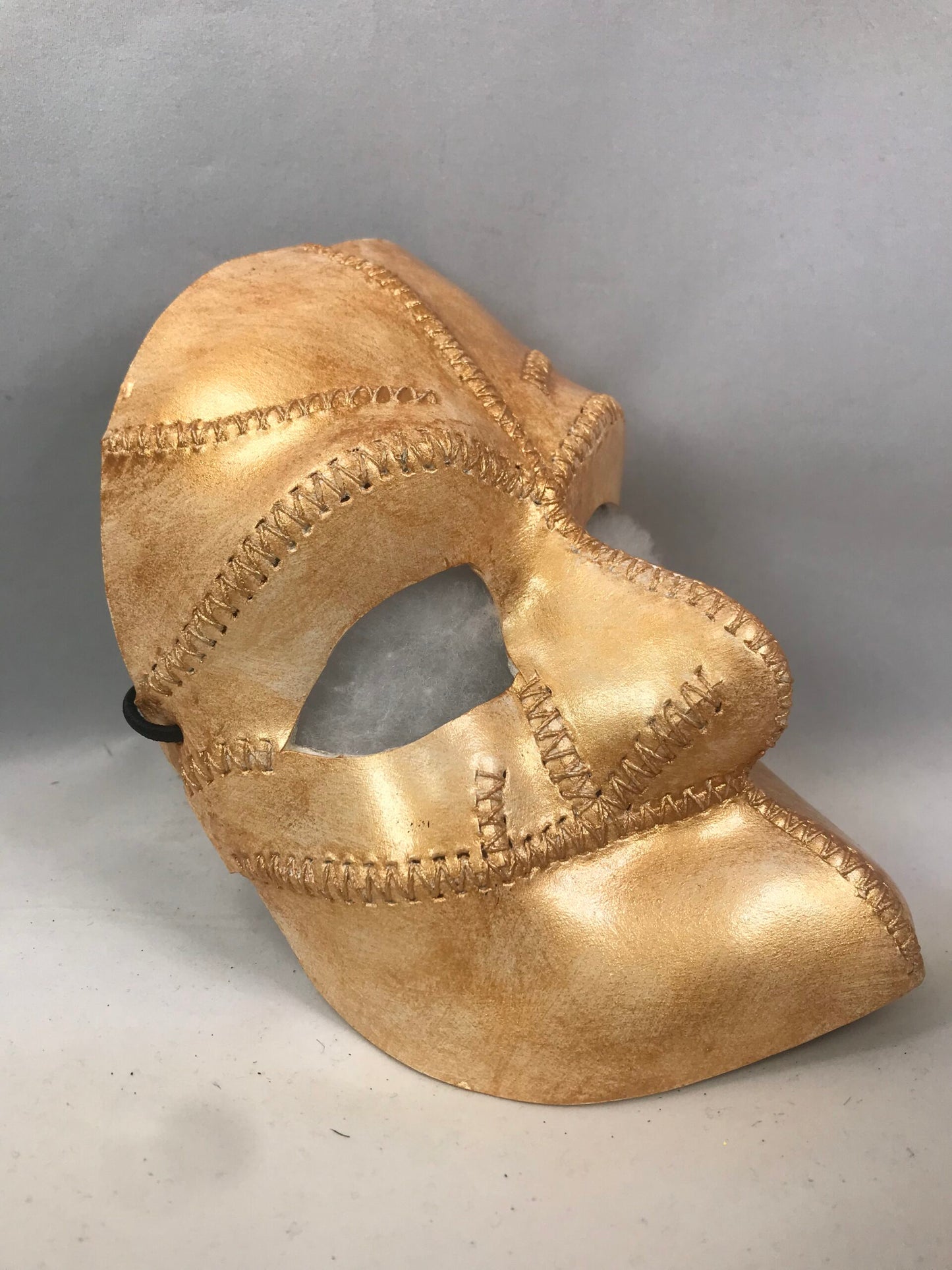 Gold Bauta image 2
