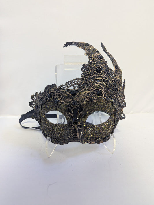 Black and gold swan image 0